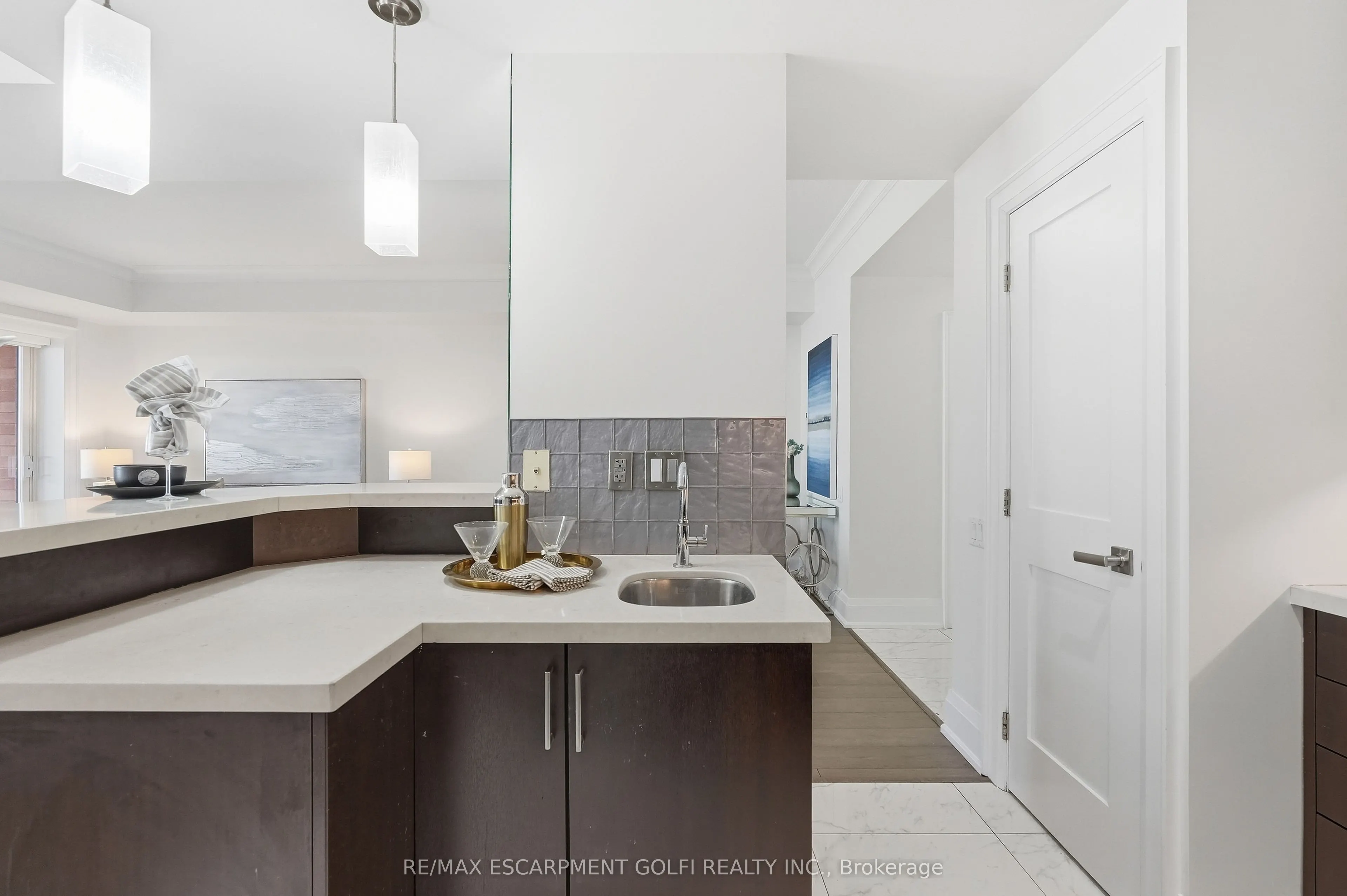 5340 Lakeshore Road #203