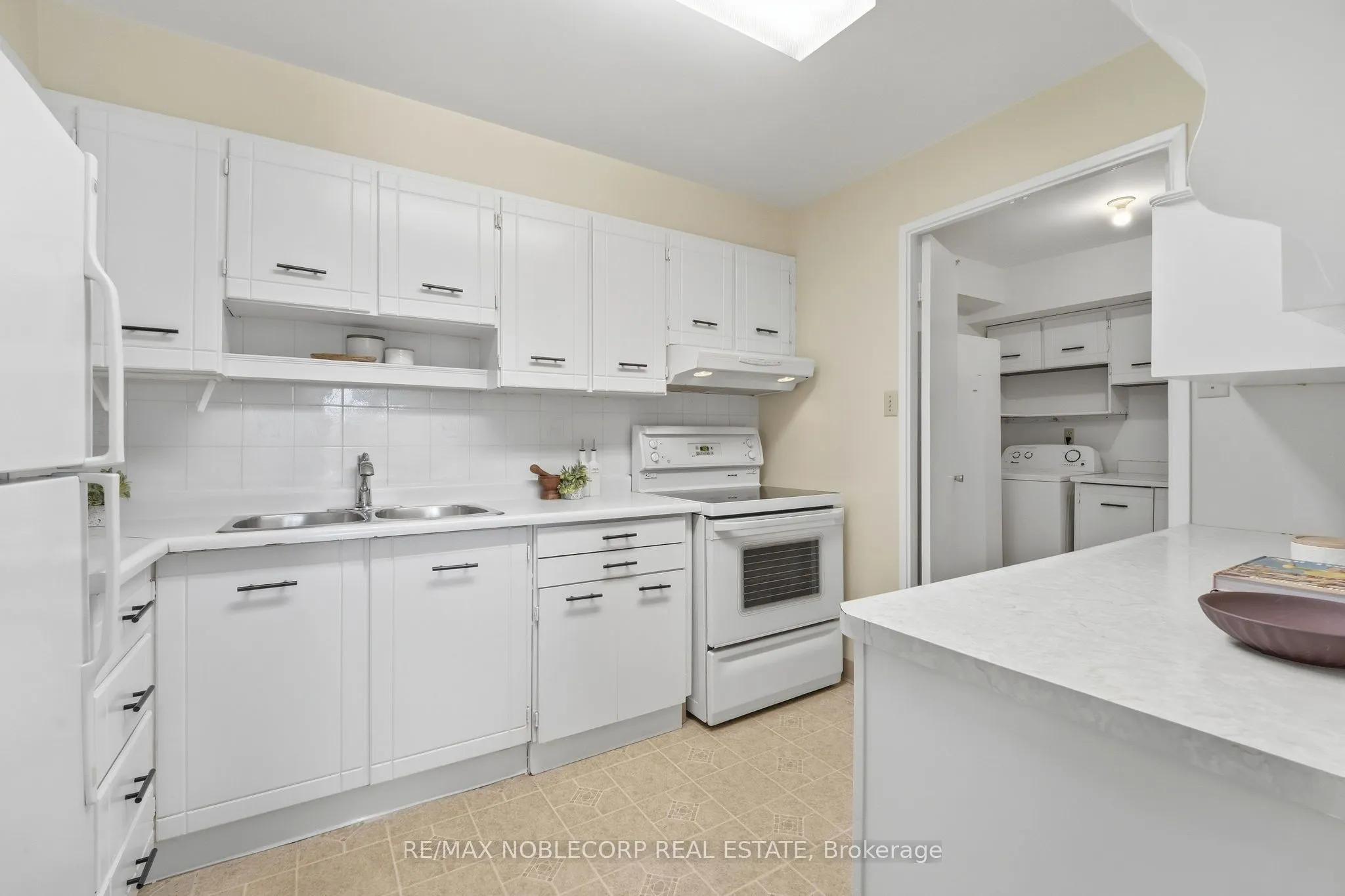 1320 Mississauga Valley #405