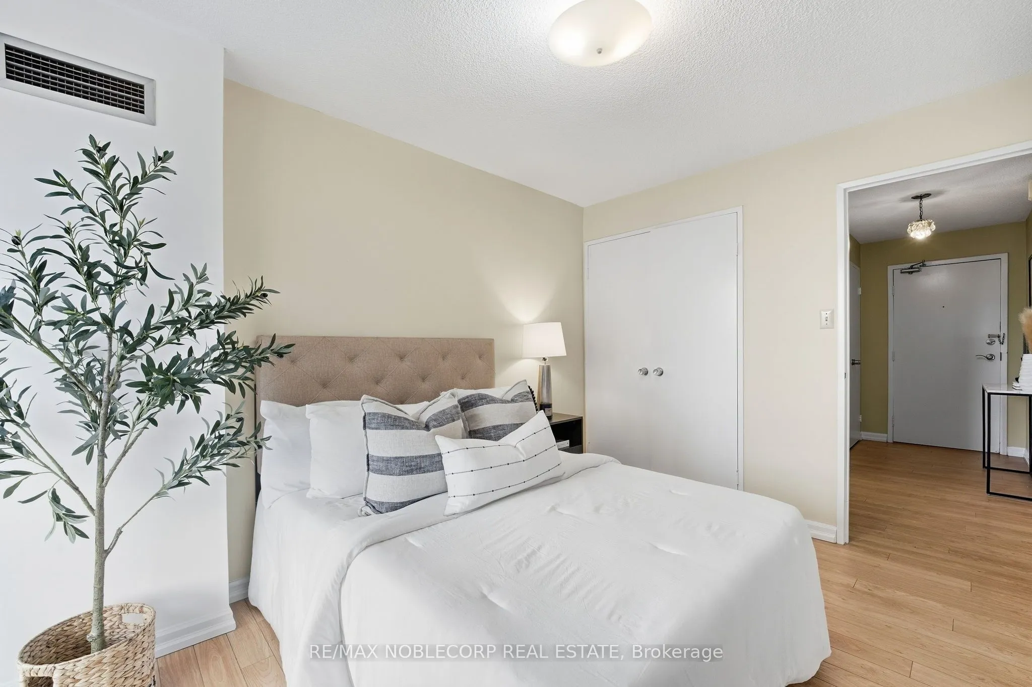 1320 Mississauga Valley #405