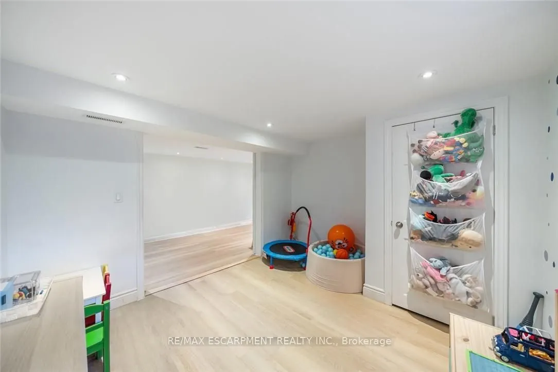 134 Fairwood Place W