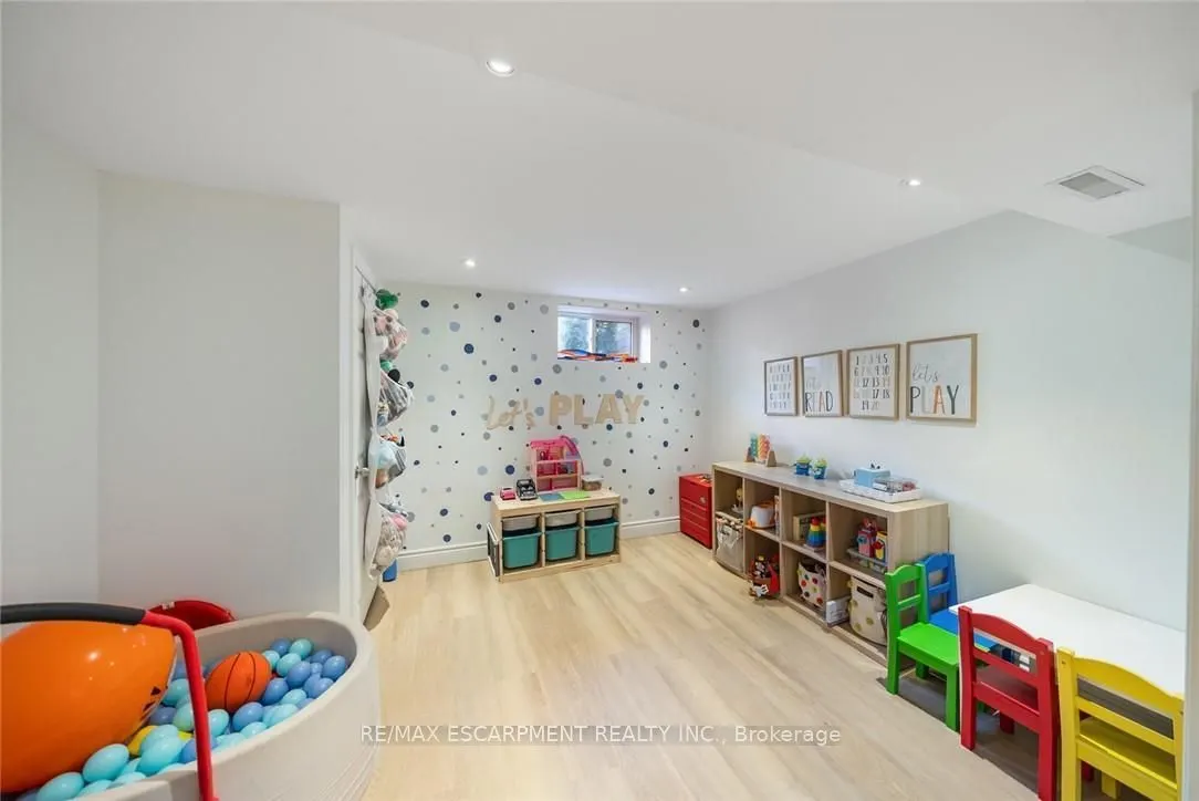 134 Fairwood Place W