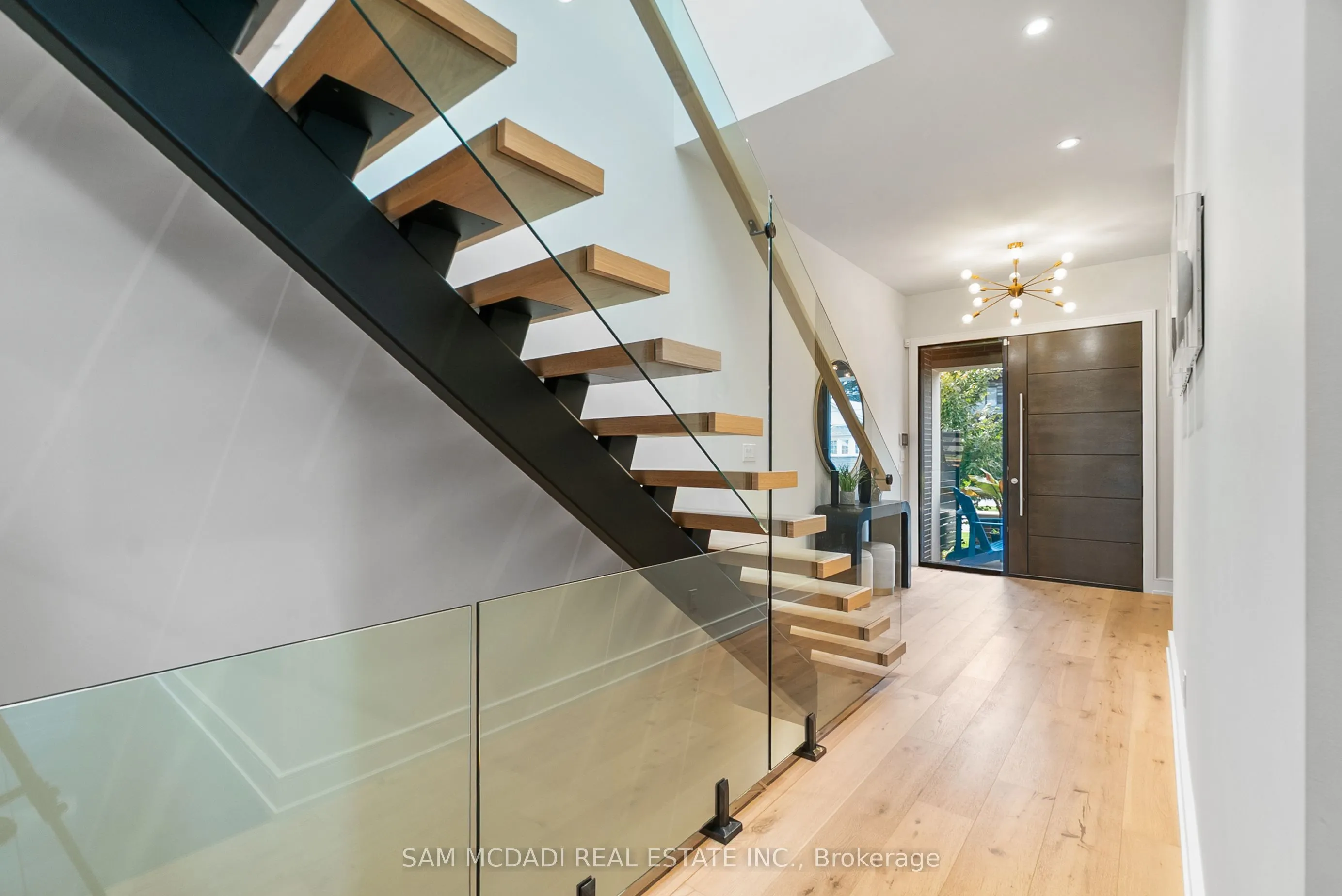 39 Oakwood Avenue N