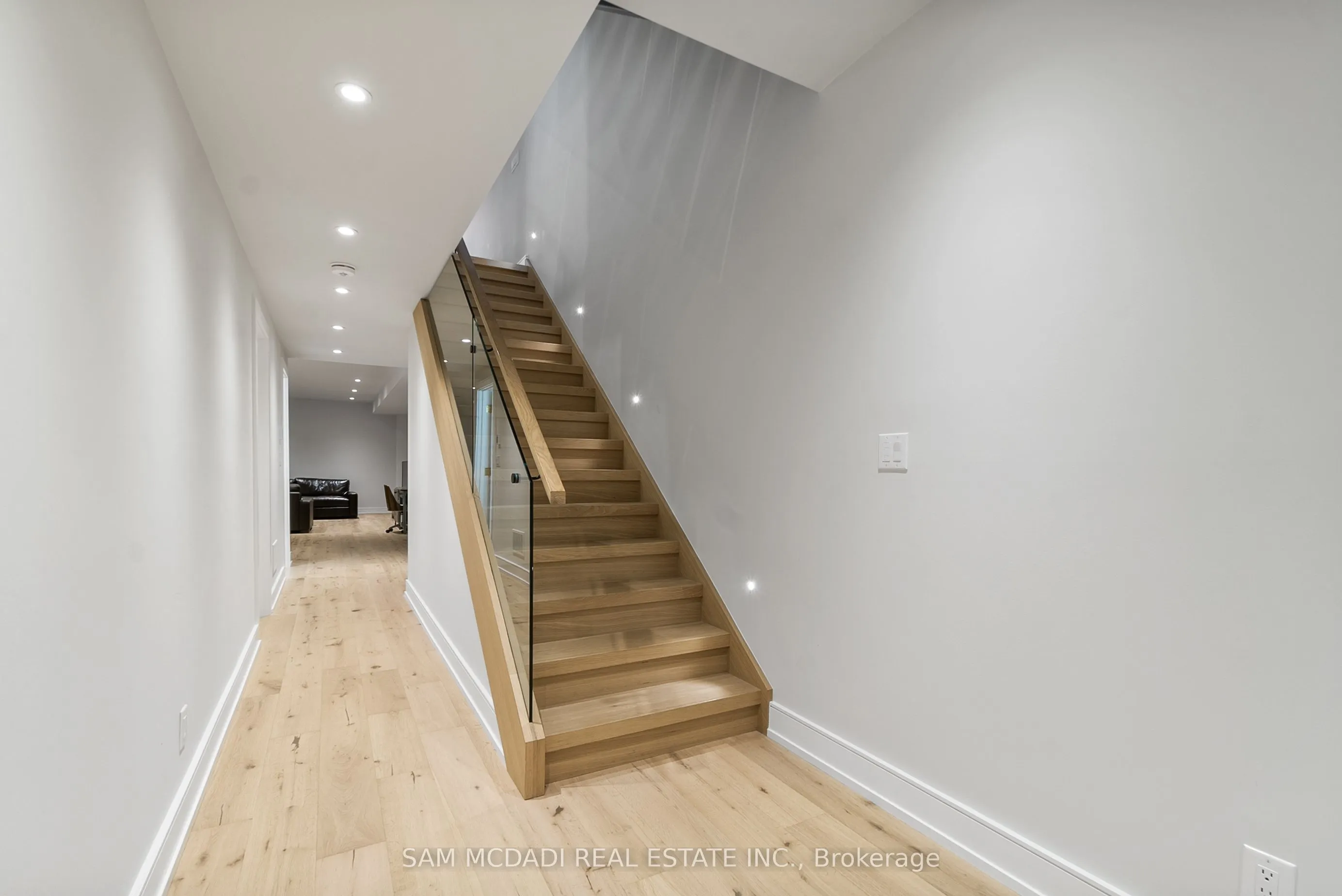 39 Oakwood Avenue N