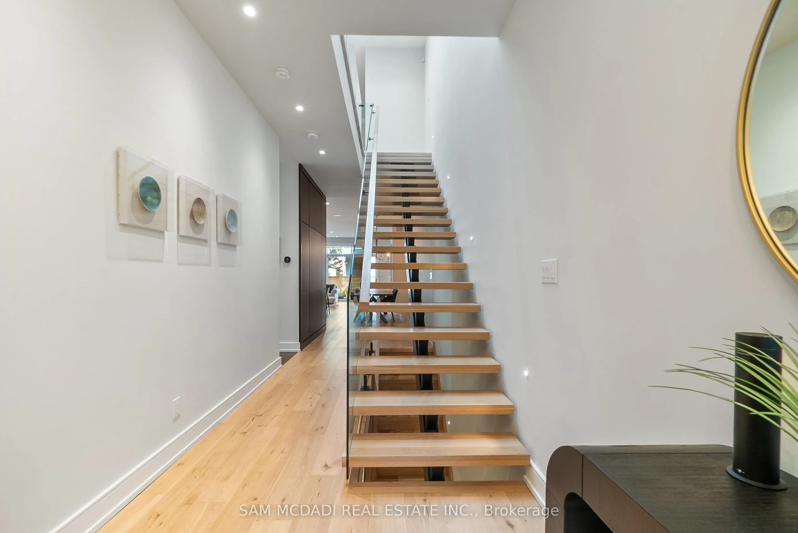 39 Oakwood Avenue N