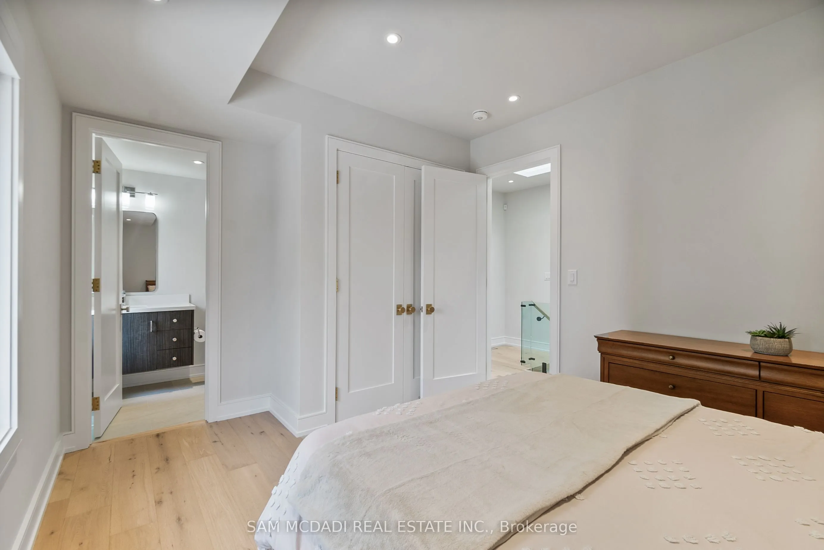 39 Oakwood Avenue N