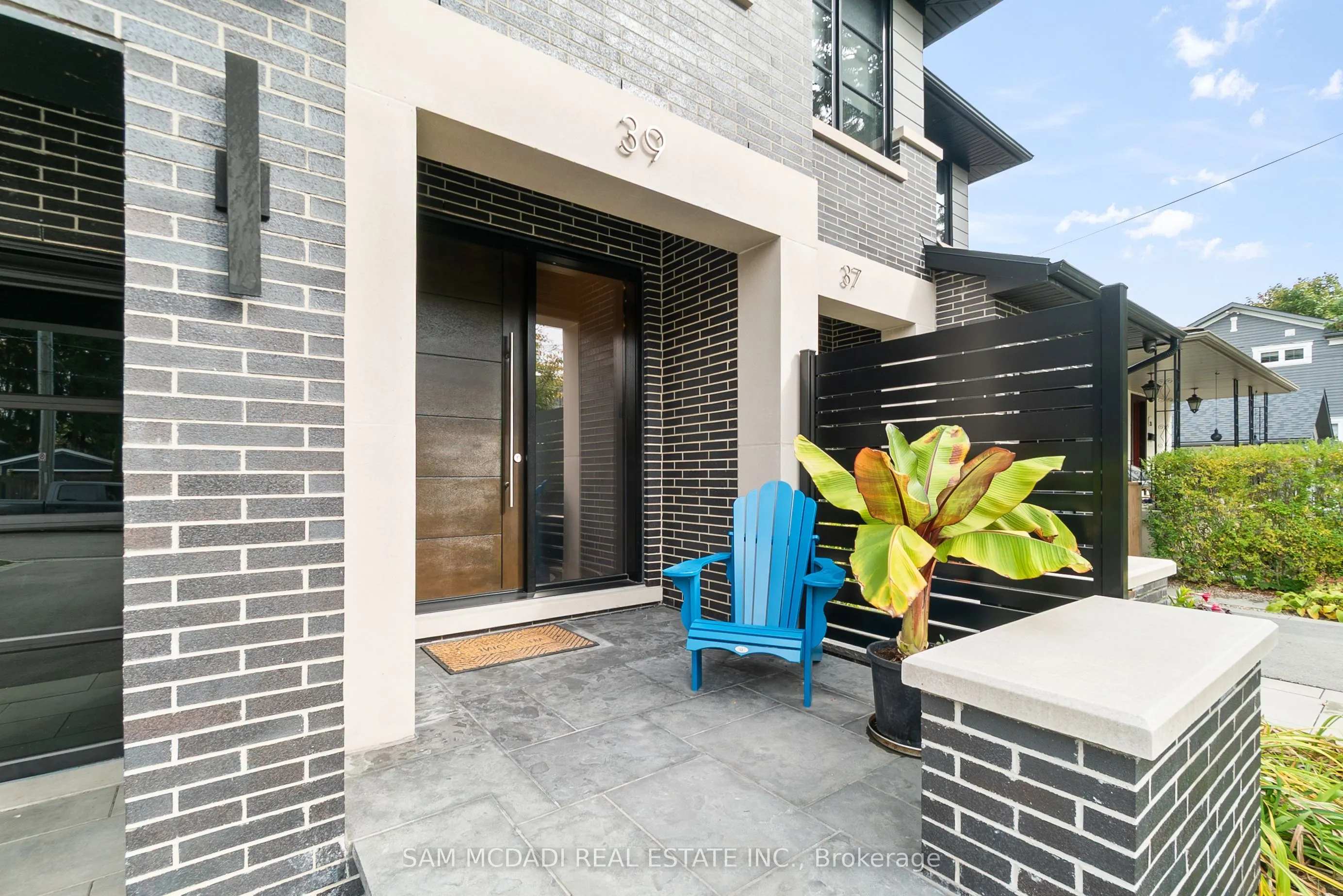 39 Oakwood Avenue N