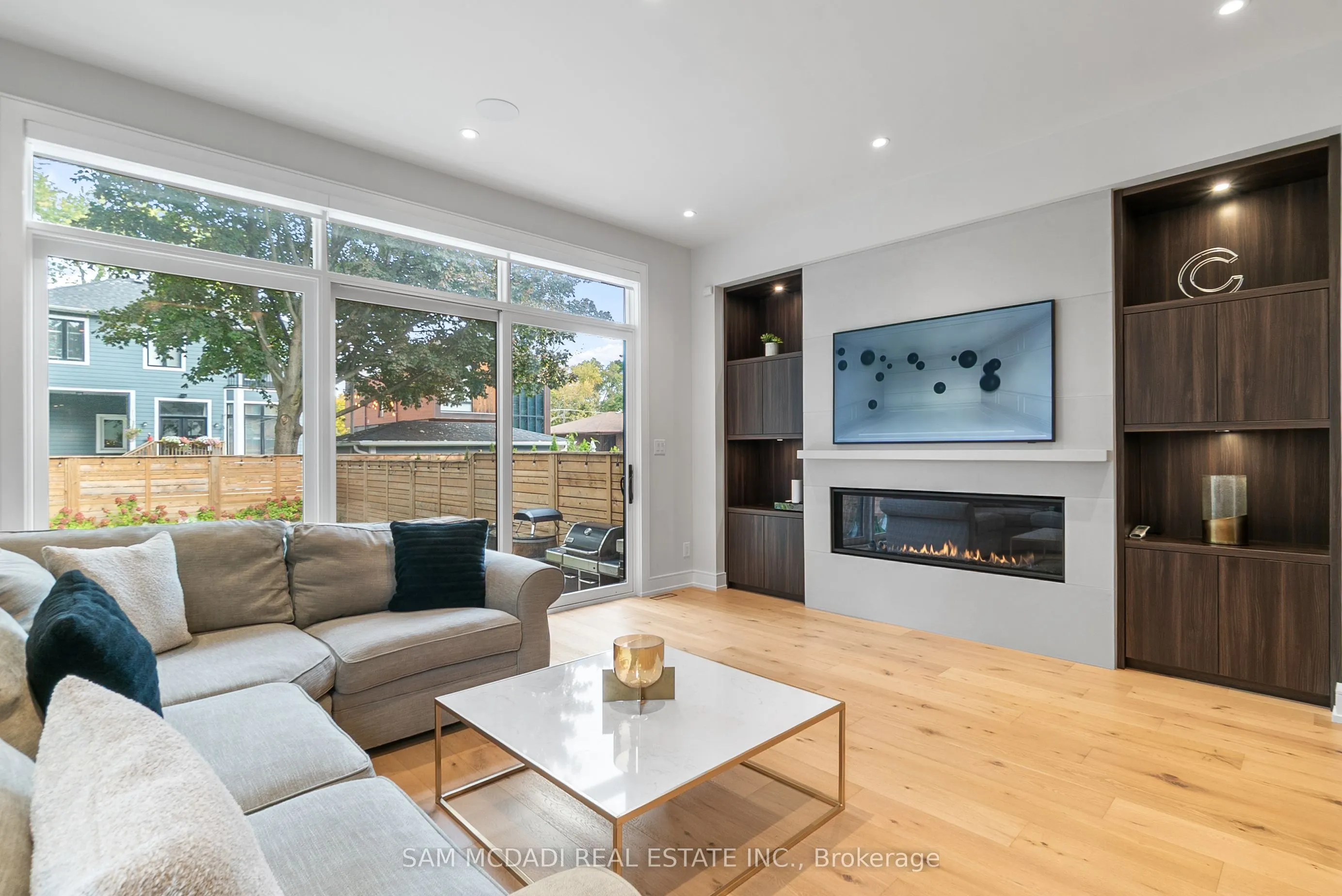 39 Oakwood Avenue N