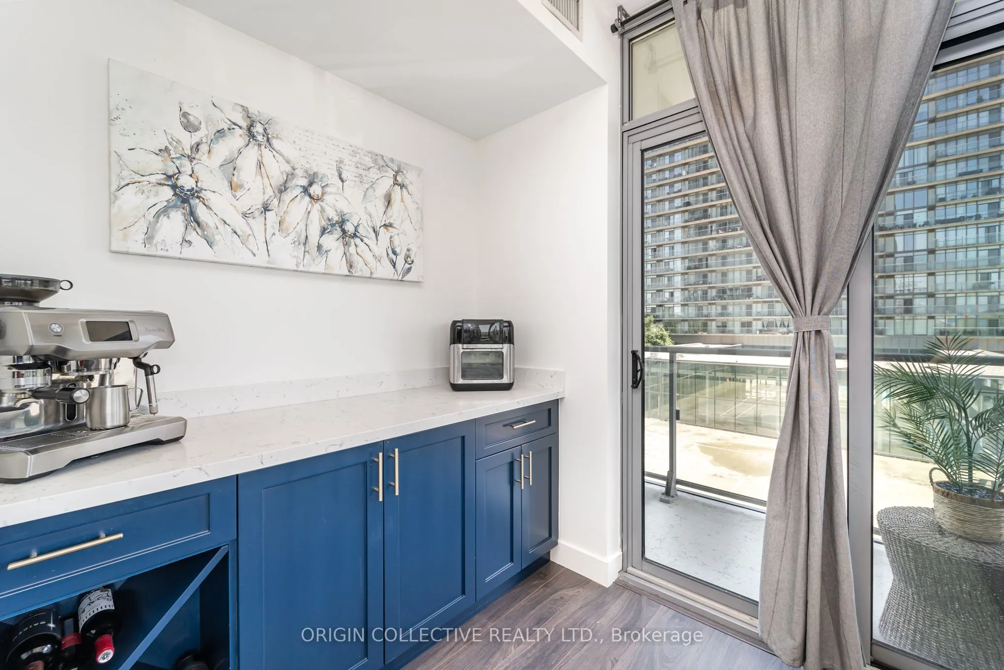 105 The Queensway Avenue #302