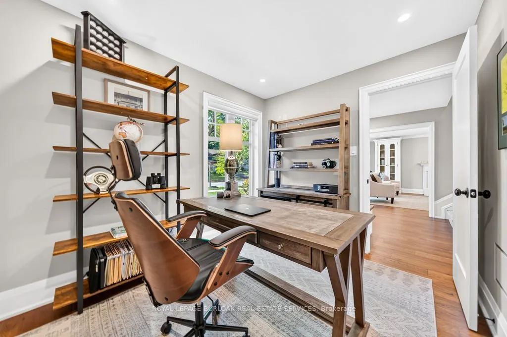385 Rosslyn Drive