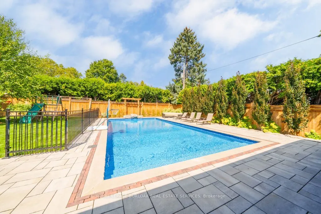 385 Rosslyn Drive