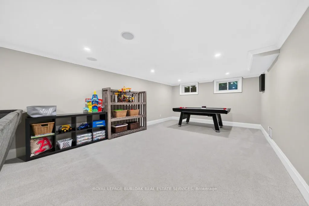 385 Rosslyn Drive