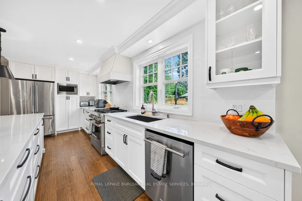 385 Rosslyn Drive