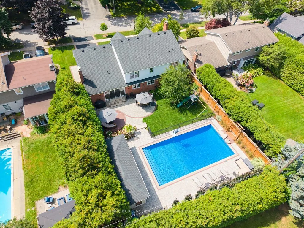 385 Rosslyn Drive