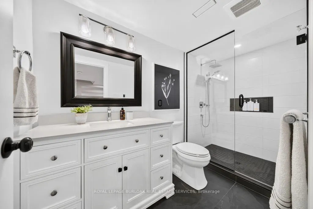 385 Rosslyn Drive
