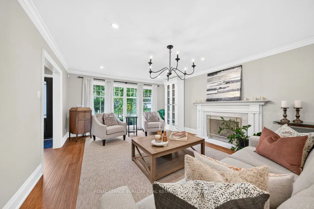 385 Rosslyn Drive