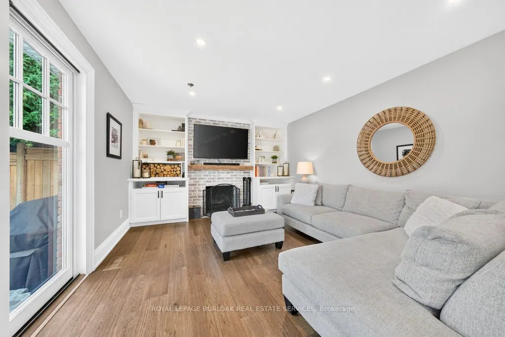 385 Rosslyn Drive