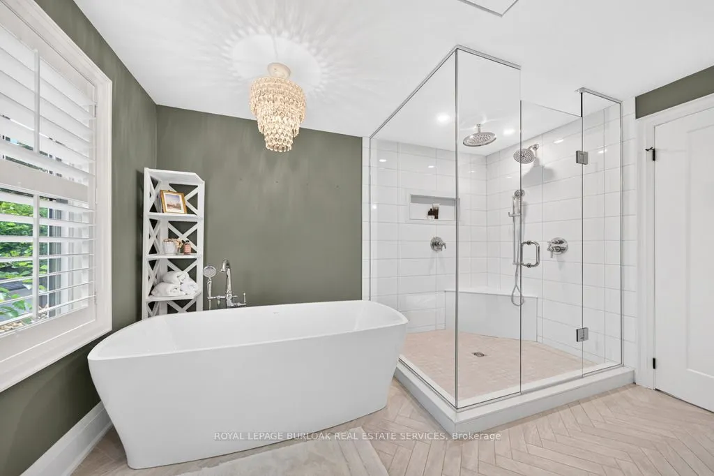 385 Rosslyn Drive