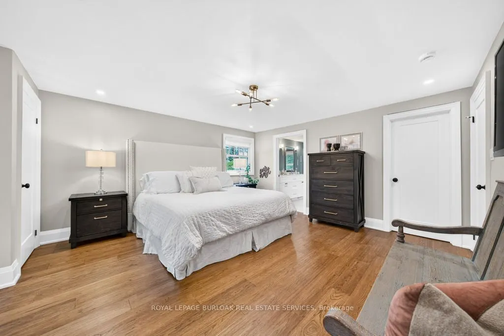 385 Rosslyn Drive