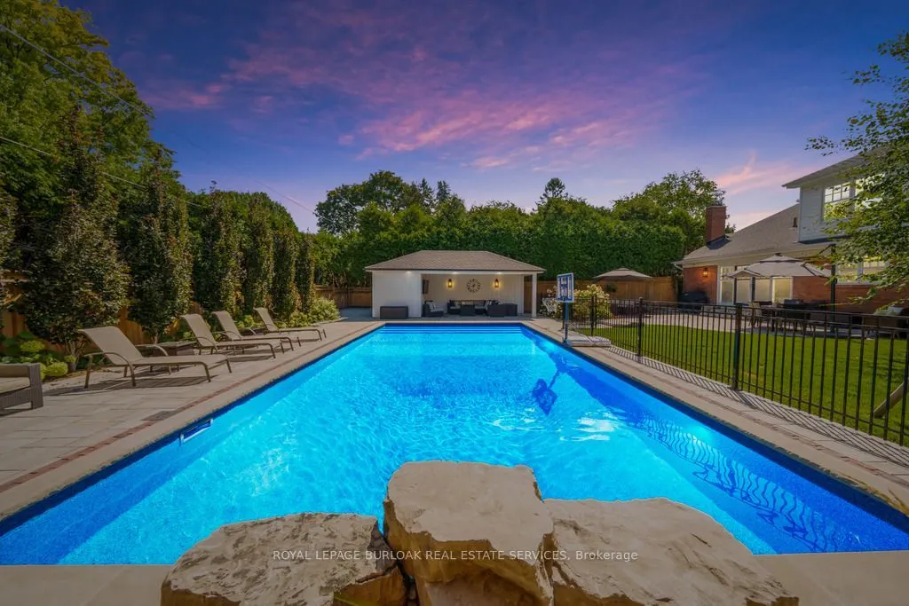 385 Rosslyn Drive