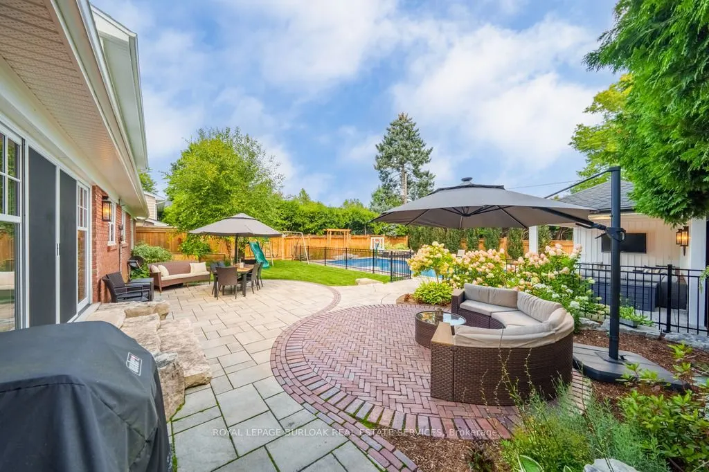 385 Rosslyn Drive