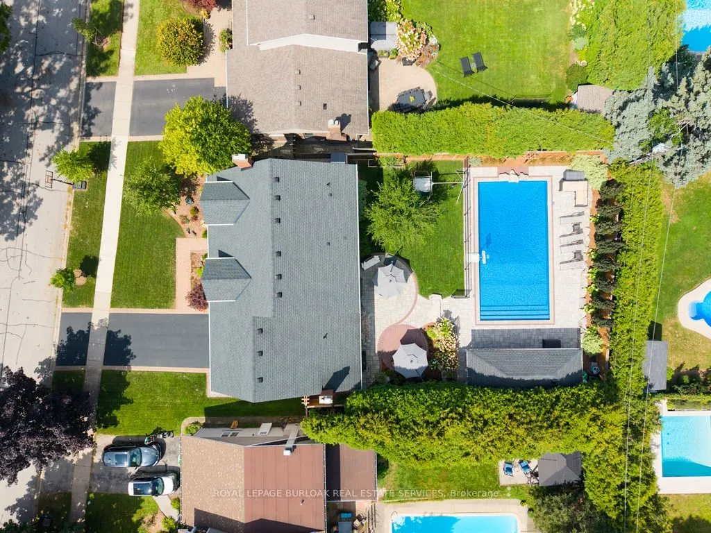 385 Rosslyn Drive