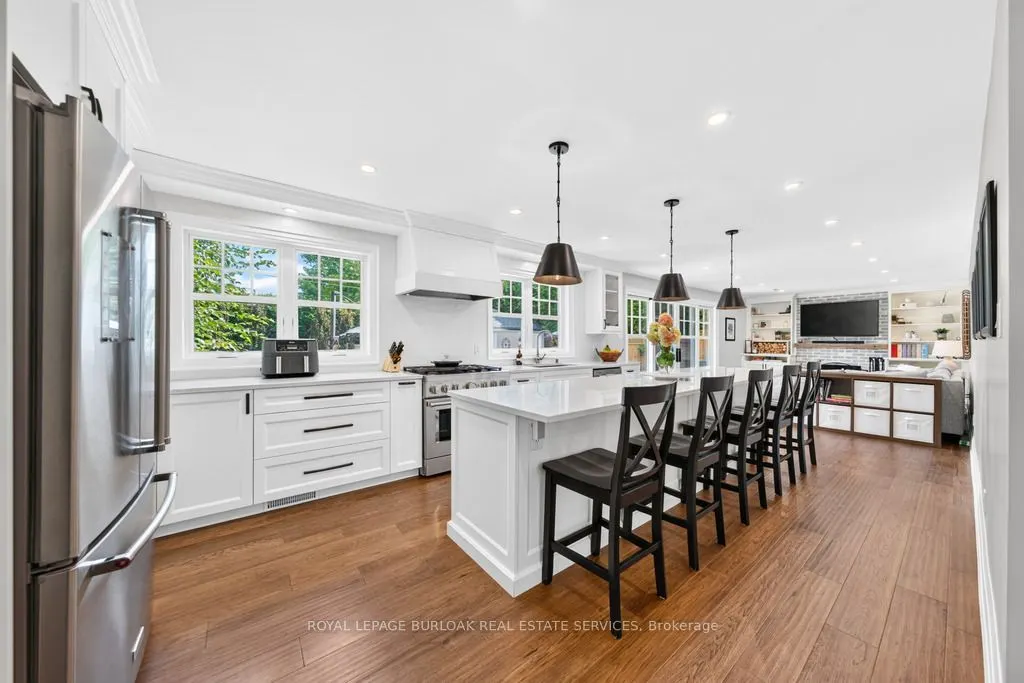 385 Rosslyn Drive