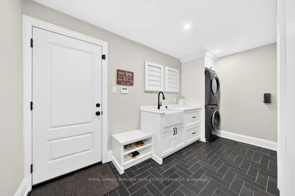 385 Rosslyn Drive