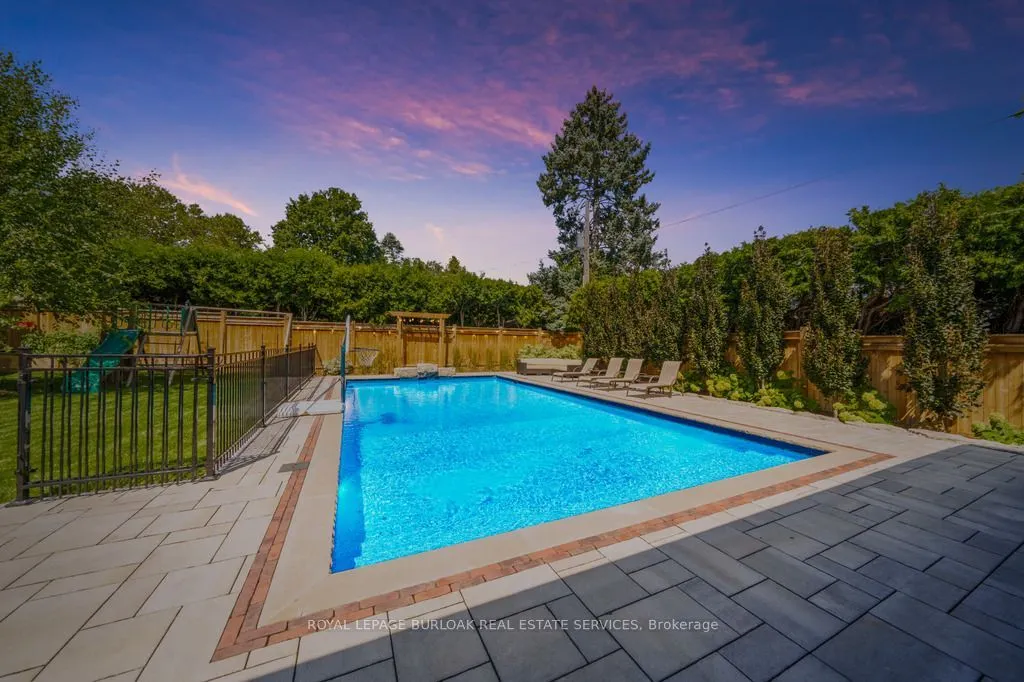 385 Rosslyn Drive