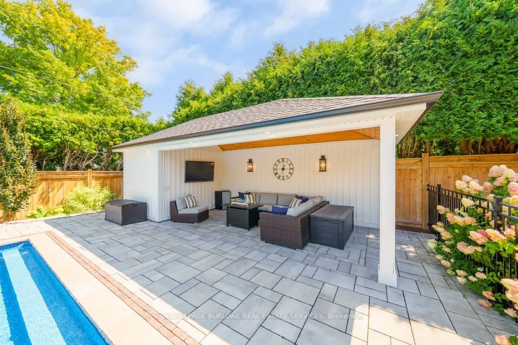 385 Rosslyn Drive