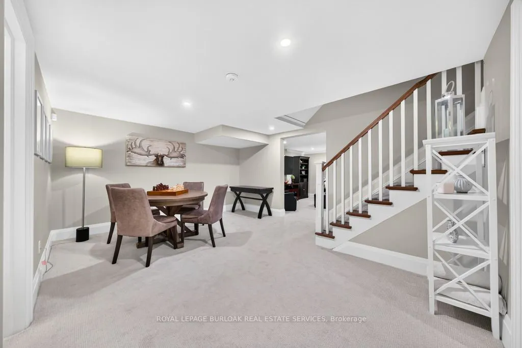 385 Rosslyn Drive