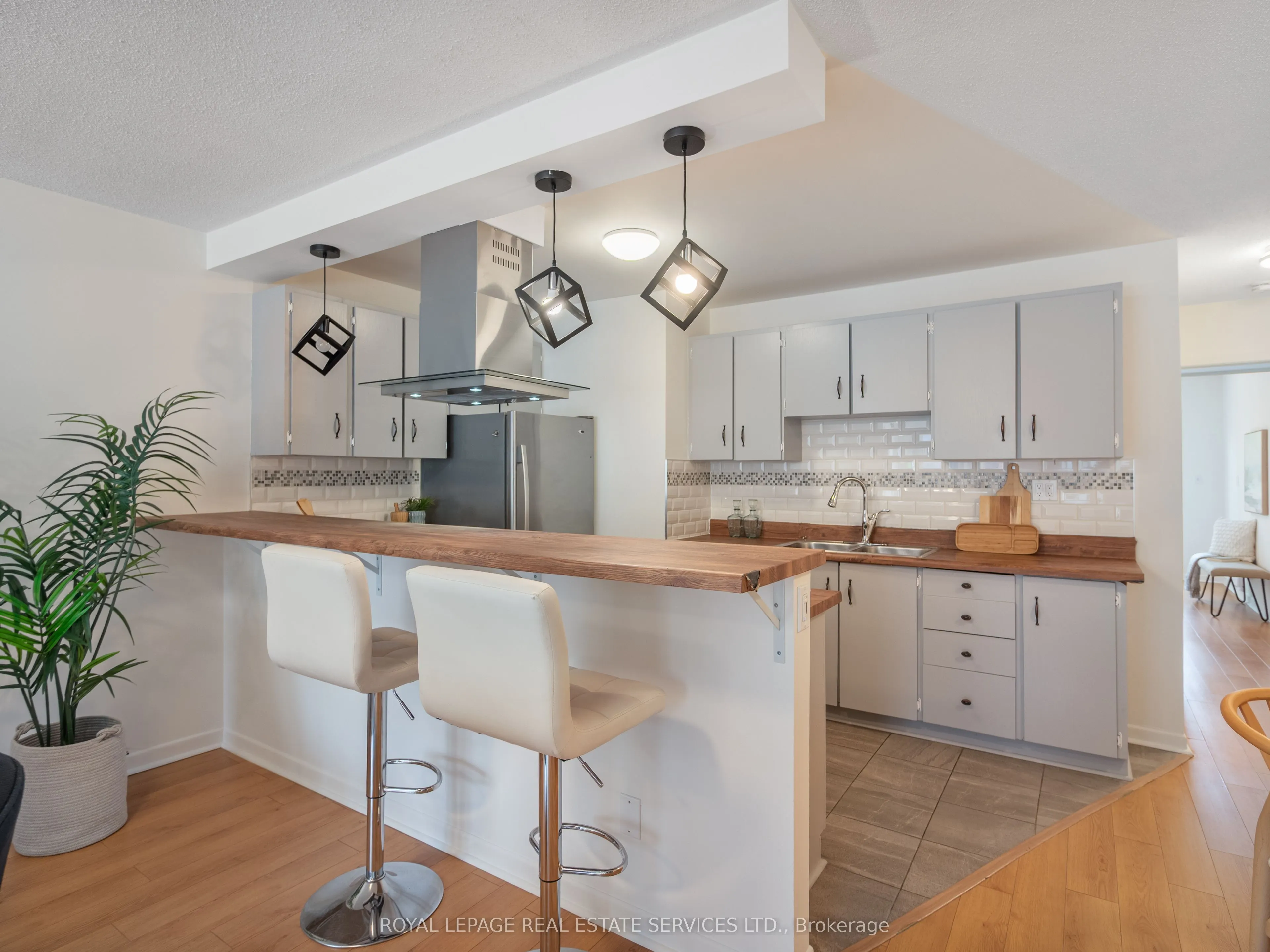 346 Indian Road Crescent