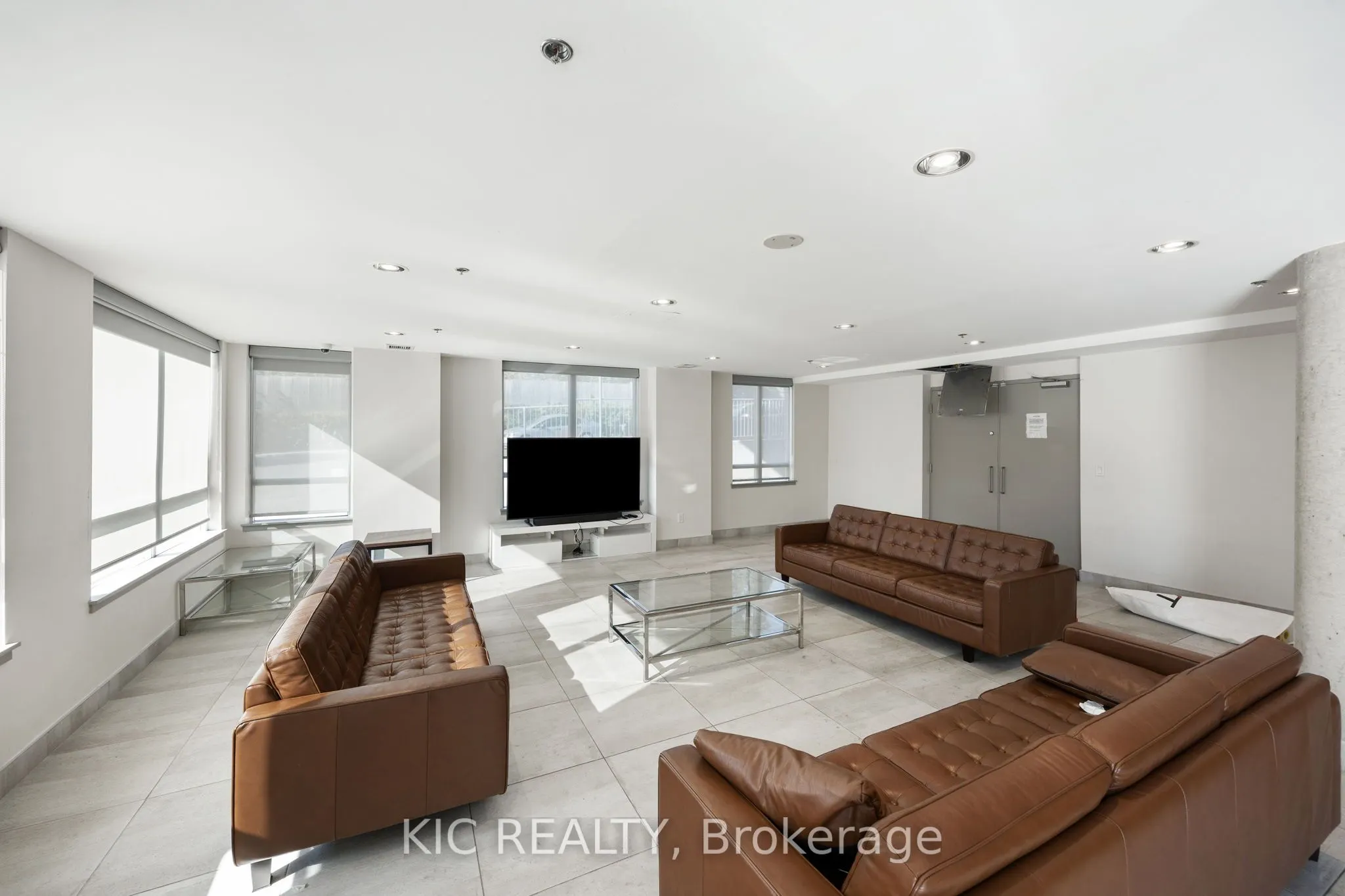 812 Lansdowne Avenue #901