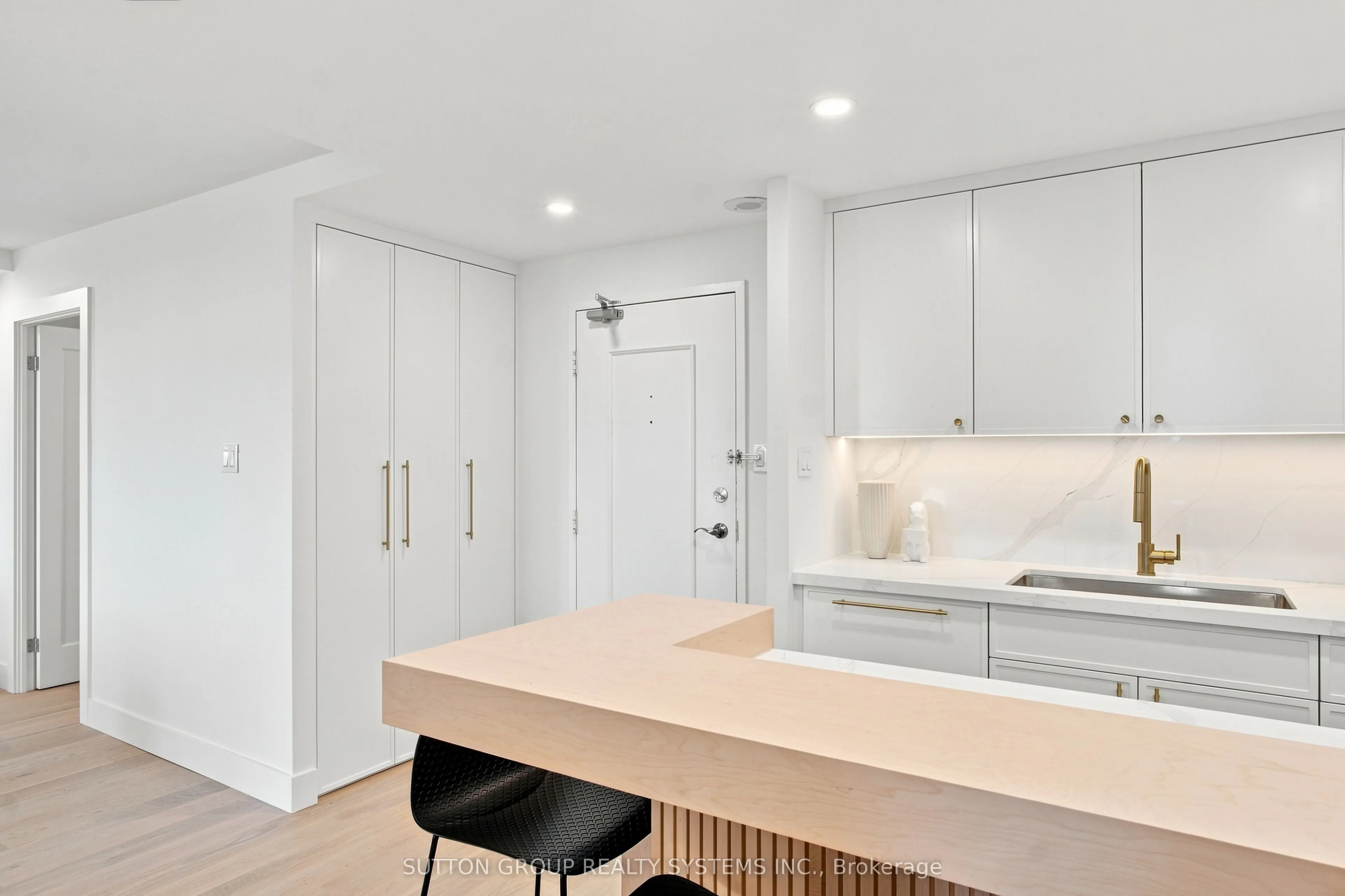 812 Burnhamthorpe Road #1504