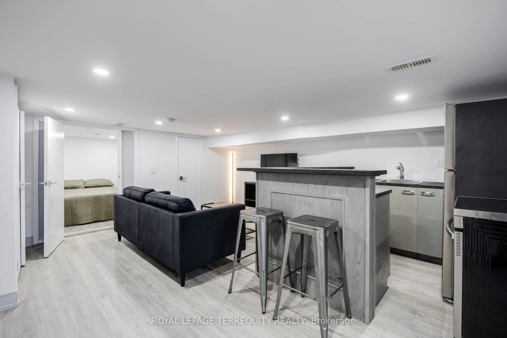 668 Indian Road #Bsmt
