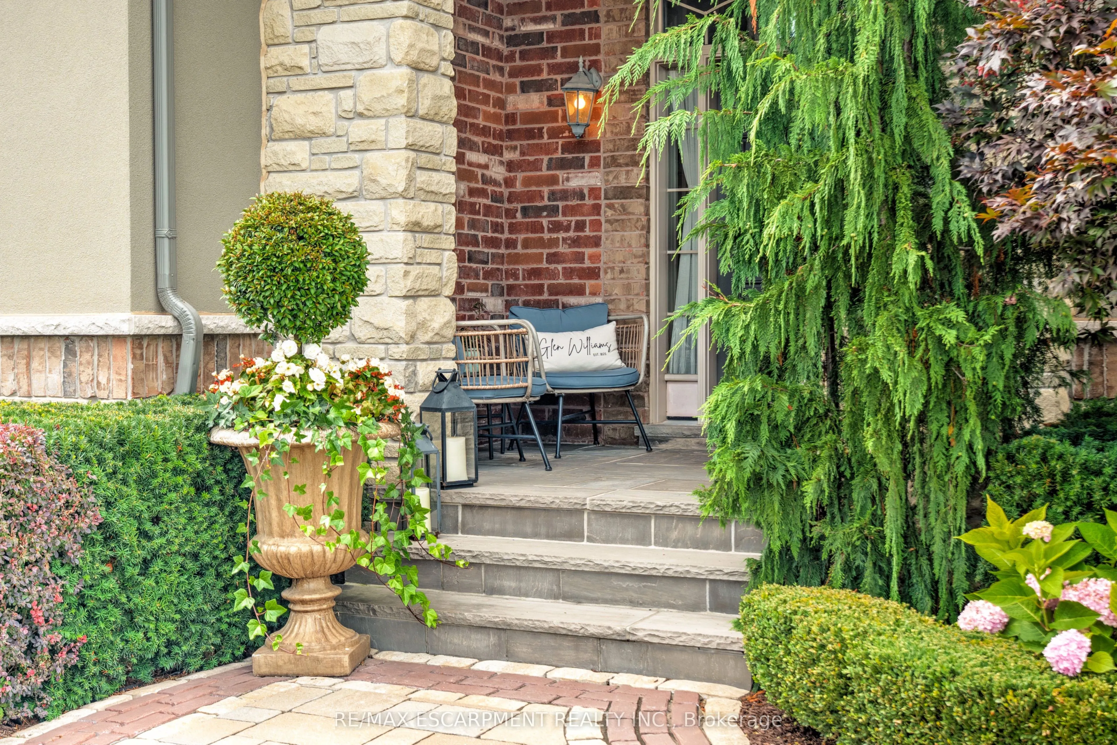 4 Holdroyd Court