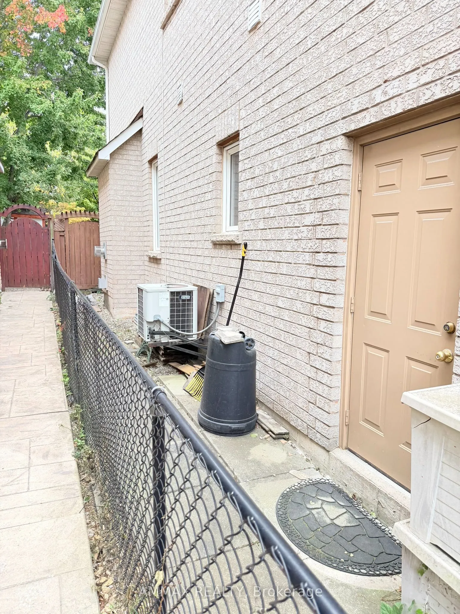 1306 Waubanoka Way