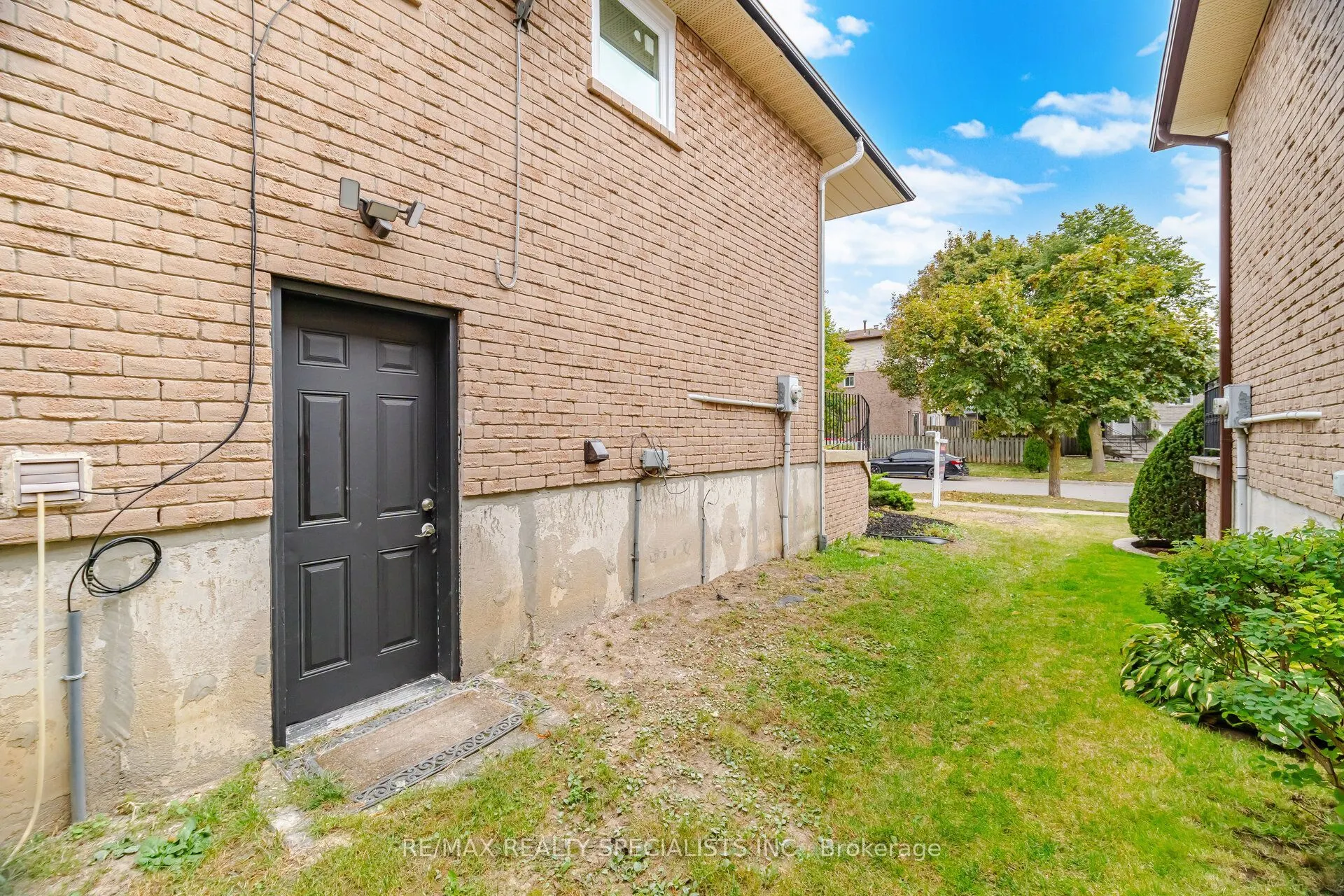 565 Hayward Crescent