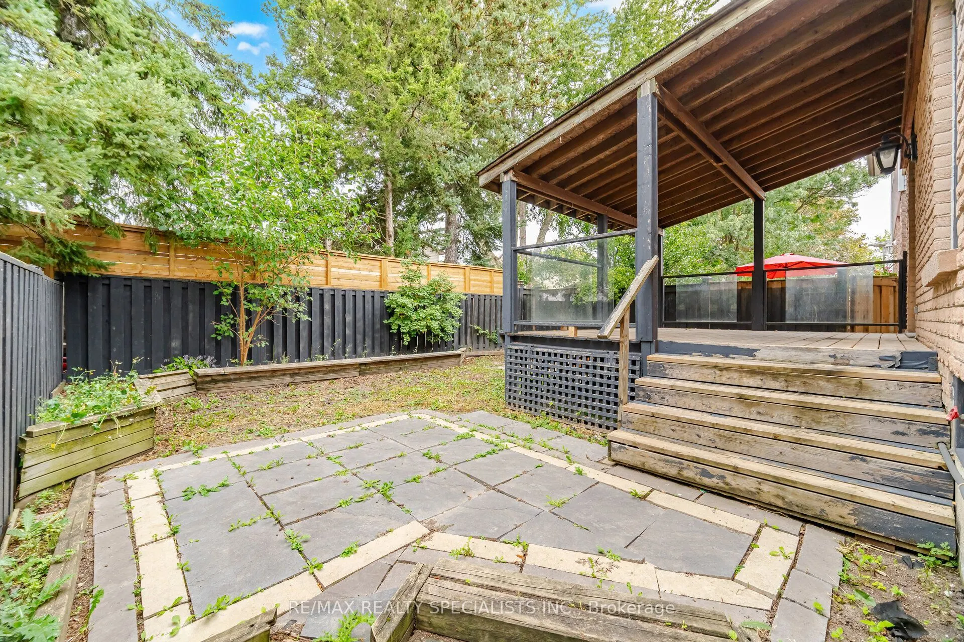 565 Hayward Crescent