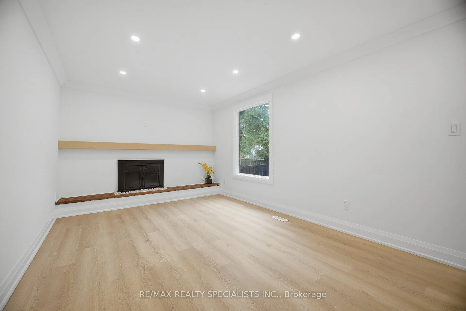 565 Hayward Crescent