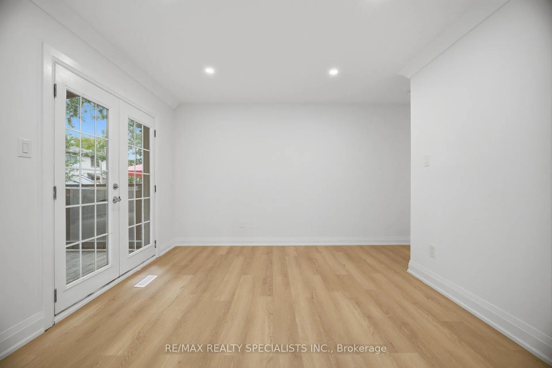 565 Hayward Crescent