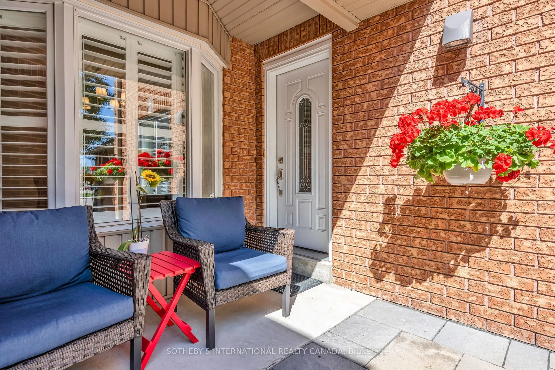 174 Queen Street W