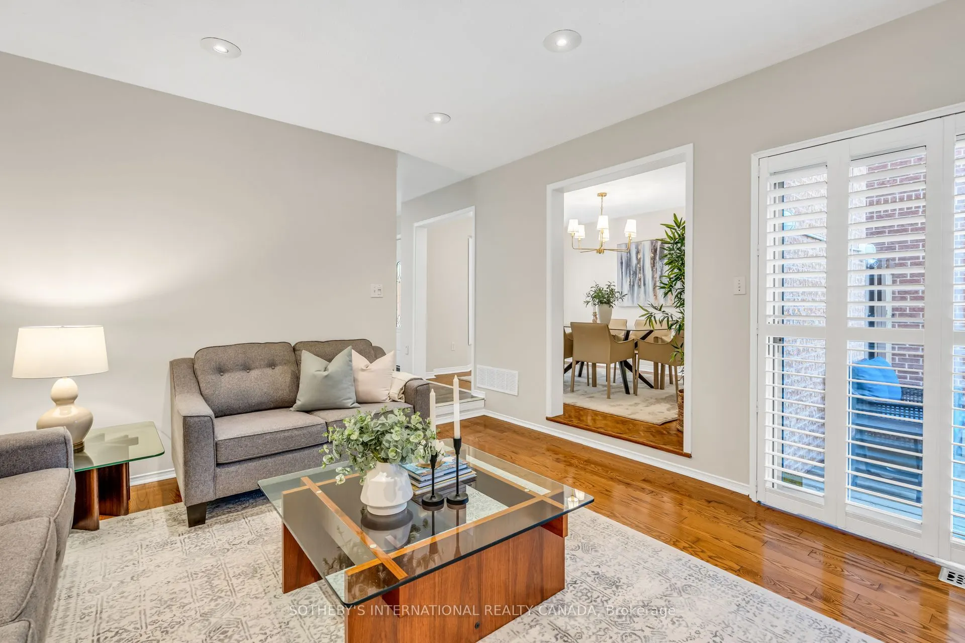 174 Queen Street W