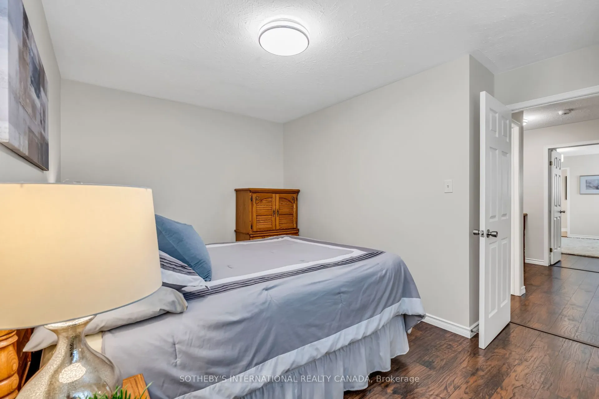 174 Queen Street W