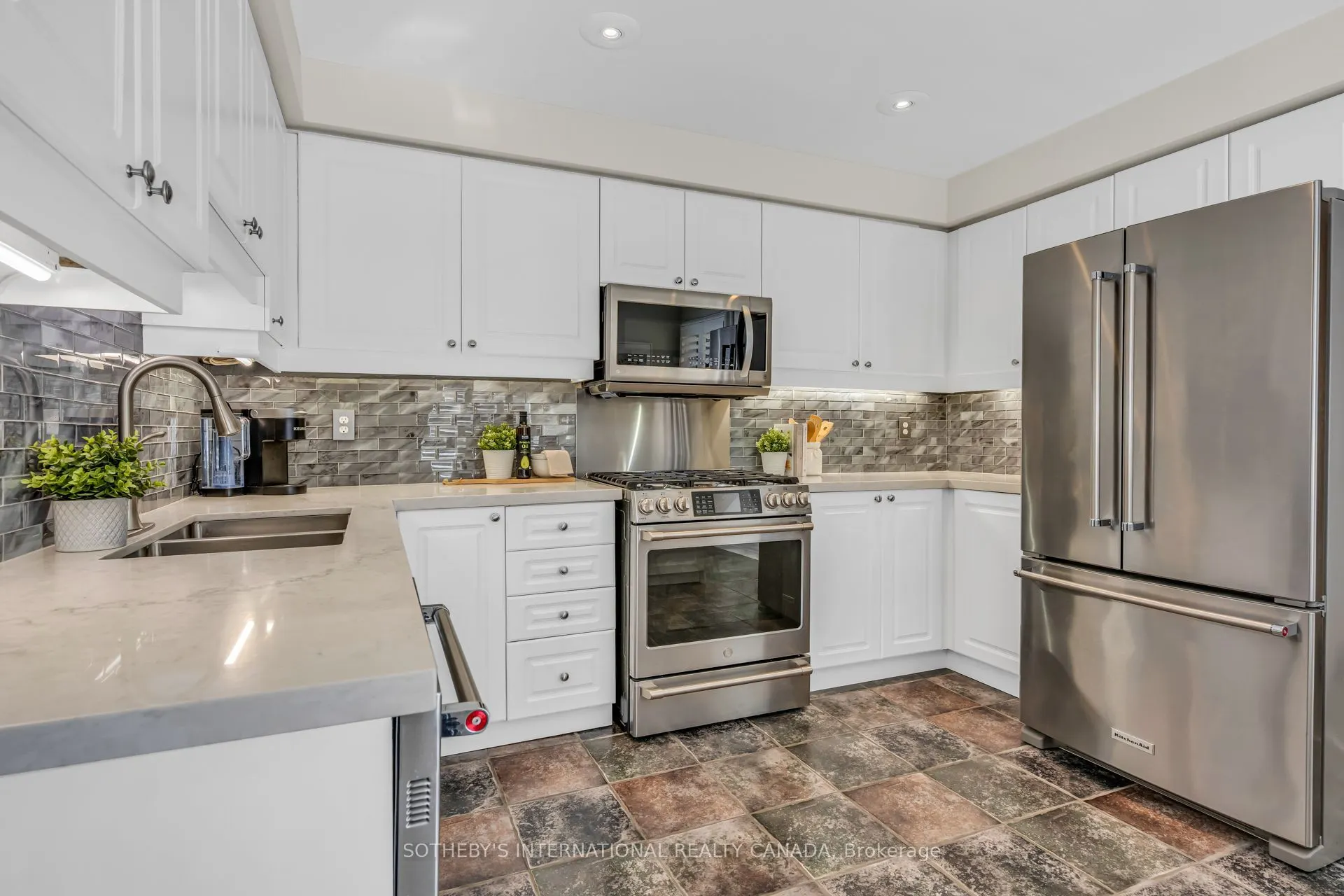 174 Queen Street W