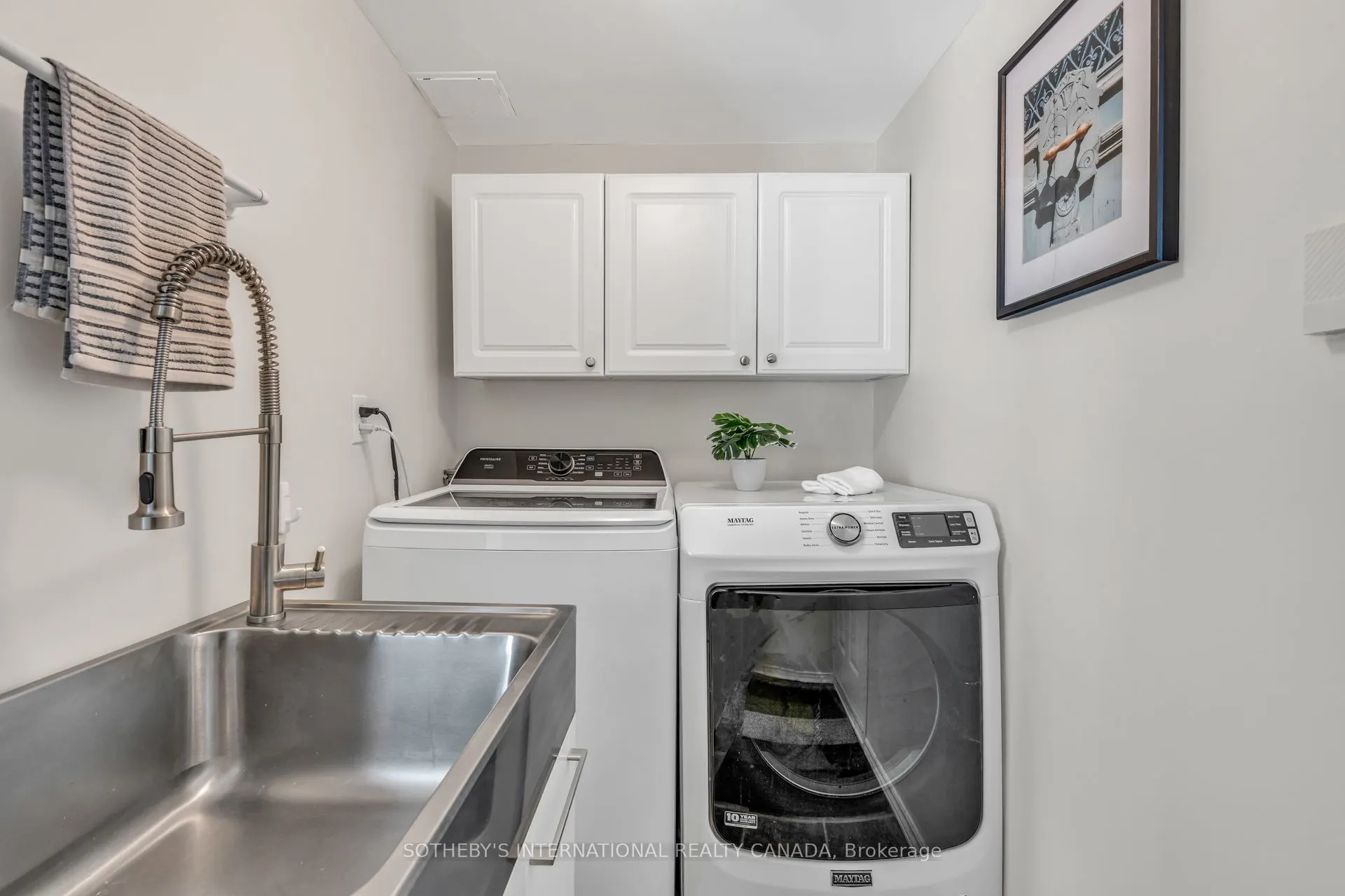 174 Queen Street W