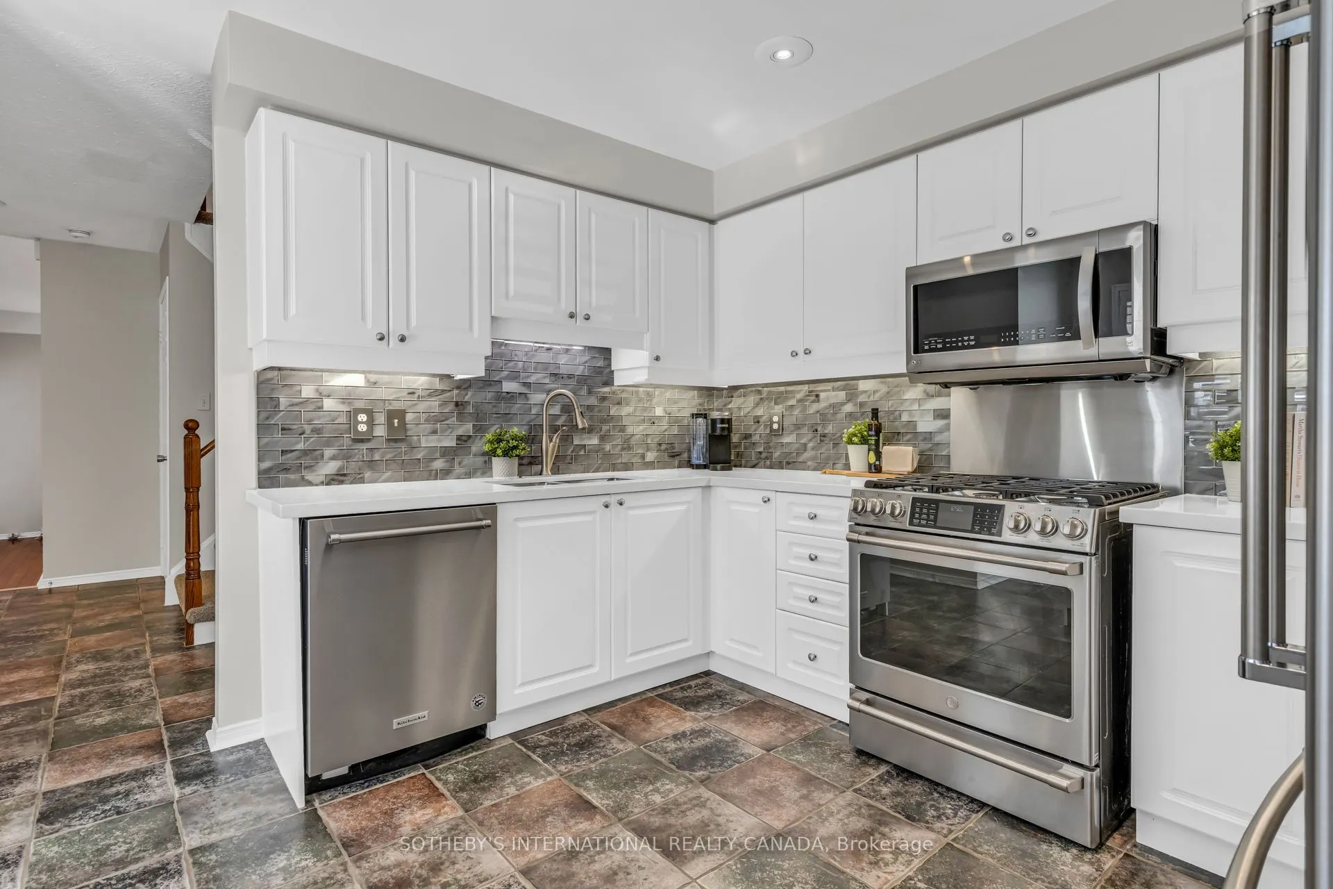 174 Queen Street W