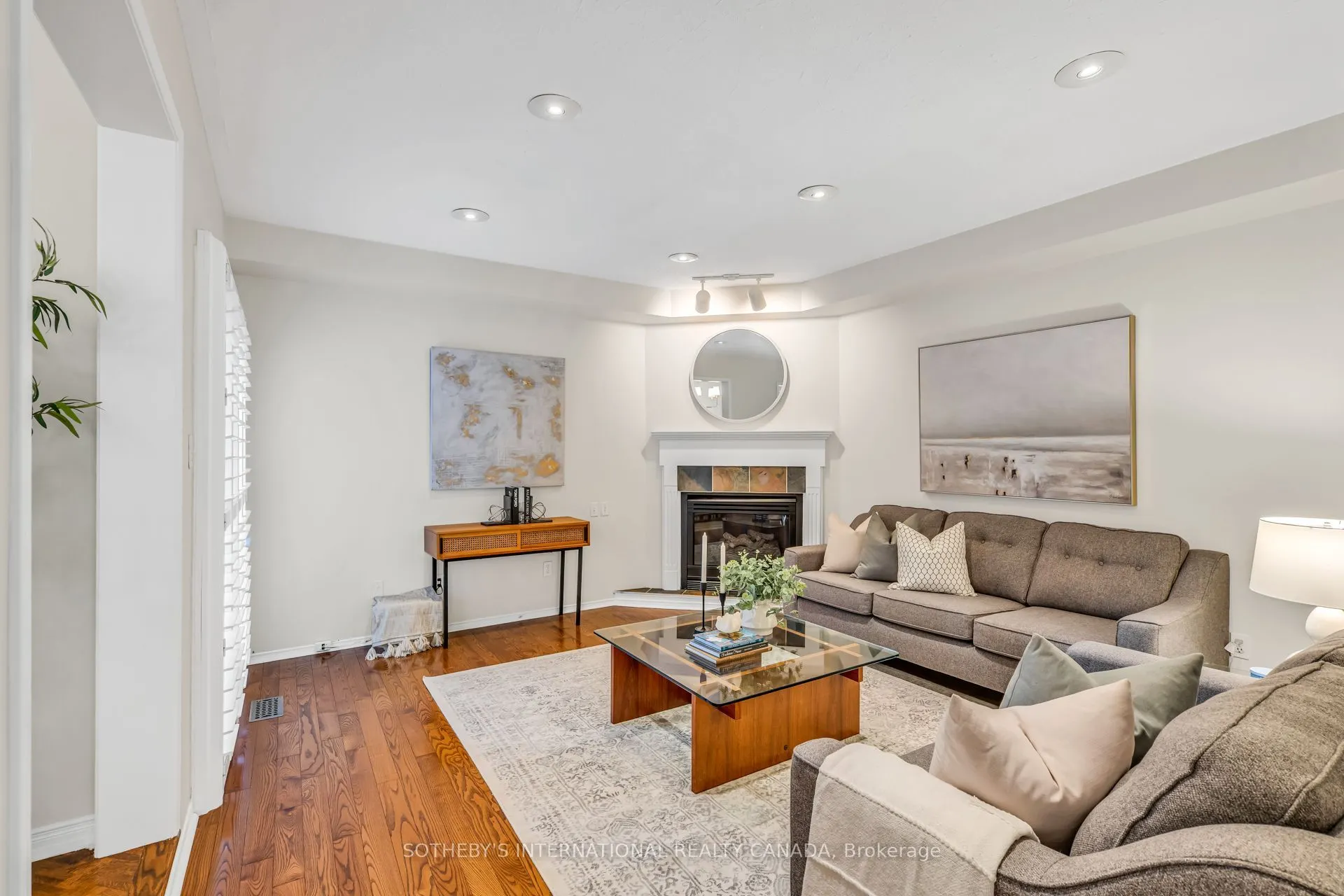 174 Queen Street W