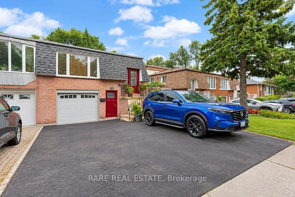 733 Eaglemount Crescent #Lower