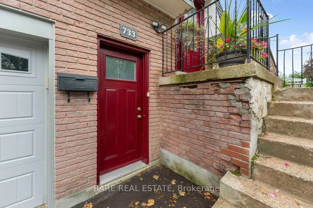733 Eaglemount Crescent #Lower