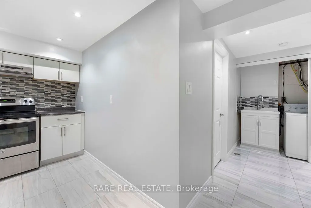 733 Eaglemount Crescent #Lower